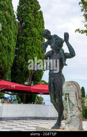 Achilleion Palast, Korfu, Griechenland - 24 August, 2018: Bronze Mann mit Jungen auf Achilleion Palast der Prinzessin Sissy in Korfu, Griechenland Stockfoto