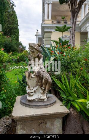 Achilleion Palast, Korfu, Griechenland - 24. August 2018: Kleine Skulptur im Achilleion Palast, Korfu. Der Achilleion-Palast befindet sich im Dorf von Stockfoto