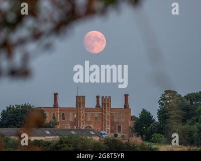 Eastchurch, Kent, Großbritannien. Juli 2021. UK Wetter: Der fast Vollmond, der heute Abend über der Shurland Hall in Eastchurch, Kent, aufsteigt. Der volle Buck-Mond wird in den nächsten Tagen sichtbar sein. Kredit: James Bell/Alamy Live Nachrichten Stockfoto