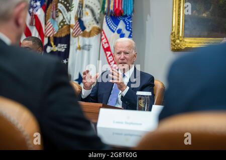 Washington, Usa. Juli 2021. US-Präsident Joe Biden trifft sich mit Regierungsbeamten mit Gewerkschafts- und Wirtschaftsführern, um im Roosevelt Room des Weißen Hauses in Washington, DC, USA, am 22. Juli 2021 seinen zweiparteiischen Infrastruktur-Plan von 1,2 Billionen zu besprechen. Eine gescheiterte Verfahrensabstimmung im Senat hat den Infrastrukturplan von Präsident Biden zum Stillstand gebracht, könnte jedoch bereits am Montag wieder aufgenommen werden. Quelle: SIPA USA/Alamy Live News Stockfoto