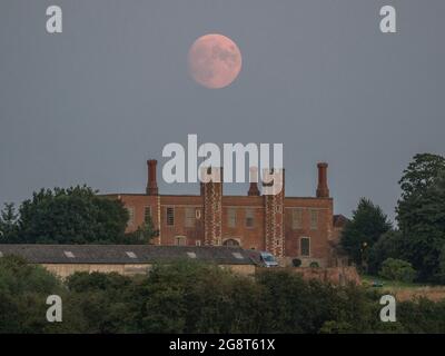 Eastchurch, Kent, Großbritannien. Juli 2021. UK Wetter: Der fast Vollmond, der heute Abend über der Shurland Hall in Eastchurch, Kent, aufsteigt. Der volle Buck-Mond wird in den nächsten Tagen sichtbar sein. Kredit: James Bell/Alamy Live Nachrichten Stockfoto