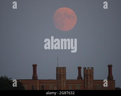 Eastchurch, Kent, Großbritannien. Juli 2021. UK Wetter: Der fast Vollmond, der heute Abend über der Shurland Hall in Eastchurch, Kent, aufsteigt. Der volle Buck-Mond wird in den nächsten Tagen sichtbar sein. Kredit: James Bell/Alamy Live Nachrichten Stockfoto