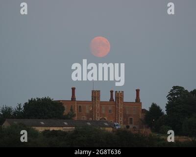 Eastchurch, Kent, Großbritannien. Juli 2021. UK Wetter: Der fast Vollmond, der heute Abend über der Shurland Hall in Eastchurch, Kent, aufsteigt. Der volle Buck-Mond wird in den nächsten Tagen sichtbar sein. Kredit: James Bell/Alamy Live Nachrichten Stockfoto