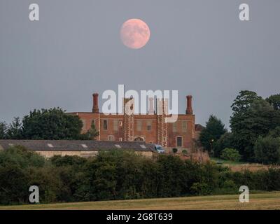 Eastchurch, Kent, Großbritannien. Juli 2021. UK Wetter: Der fast Vollmond, der heute Abend über der Shurland Hall in Eastchurch, Kent, aufsteigt. Der volle Buck-Mond wird in den nächsten Tagen sichtbar sein. Kredit: James Bell/Alamy Live Nachrichten Stockfoto