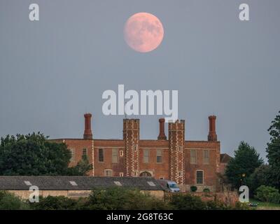 Eastchurch, Kent, Großbritannien. Juli 2021. UK Wetter: Der fast Vollmond, der heute Abend über der Shurland Hall in Eastchurch, Kent, aufsteigt. Der volle Buck-Mond wird in den nächsten Tagen sichtbar sein. Kredit: James Bell/Alamy Live Nachrichten Stockfoto