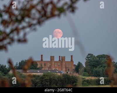 Eastchurch, Kent, Großbritannien. Juli 2021. UK Wetter: Der fast Vollmond, der heute Abend über der Shurland Hall in Eastchurch, Kent, aufsteigt. Der volle Buck-Mond wird in den nächsten Tagen sichtbar sein. Kredit: James Bell/Alamy Live Nachrichten Stockfoto