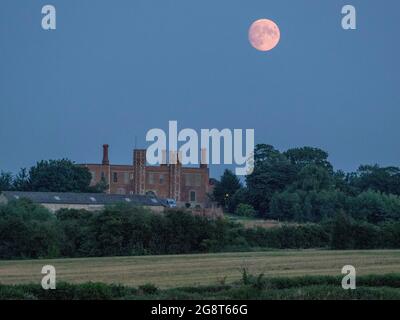 Eastchurch, Kent, Großbritannien. Juli 2021. UK Wetter: Der fast Vollmond, der heute Abend über der Shurland Hall in Eastchurch, Kent, aufsteigt. Der volle Buck-Mond wird in den nächsten Tagen sichtbar sein. Kredit: James Bell/Alamy Live Nachrichten Stockfoto