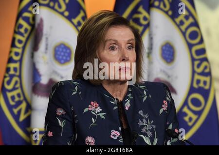 Washington, Usa. Juli 2021. DIE US-Sprecherin Nancy Pelosi (D-CA) spricht während ihrer wöchentlichen Pressekonferenz im HVC/Capitol Hill in Washington DC über Afghanistan, Ermittlungen am 6. Januar und Jobs für die Amerikaner. Kredit: SOPA Images Limited/Alamy Live Nachrichten Stockfoto