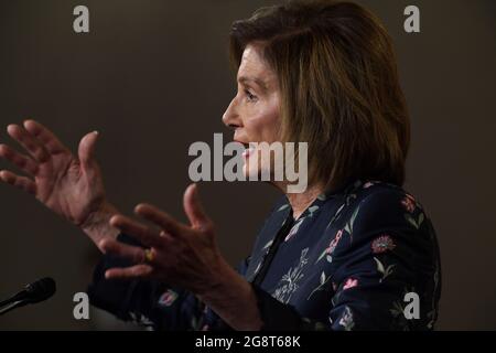 Washington, Usa. Juli 2021. DIE US-Sprecherin Nancy Pelosi (D-CA) spricht während ihrer wöchentlichen Pressekonferenz im HVC/Capitol Hill in Washington DC über Afghanistan, Ermittlungen am 6. Januar und Jobs für die Amerikaner. Kredit: SOPA Images Limited/Alamy Live Nachrichten Stockfoto