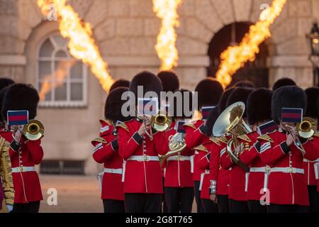 Horse Guards Parade, London, Großbritannien. 22. Juli 2021. Die massierten Bands der Household Division spielen eine großartige und beliebte James Bond 007 Auswahl (arr. C. Shelton & A. Barras), begleitet von Pyrotechnik im Hintergrund am Schwert und dem Crown Military Music Spectacular. Quelle: Malcolm Park/Alamy Live News. Stockfoto