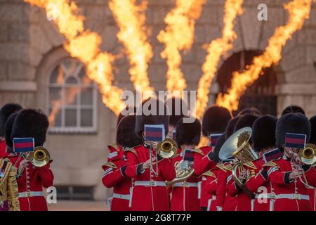 Horse Guards Parade, London, Großbritannien. 22. Juli 2021. Die massierten Bands der Household Division spielen eine großartige und beliebte James Bond 007 Auswahl (arr. C. Shelton & A. Barras), begleitet von Pyrotechnik im Hintergrund am Schwert und dem Crown Military Music Spectacular. Quelle: Malcolm Park/Alamy Live News. Stockfoto