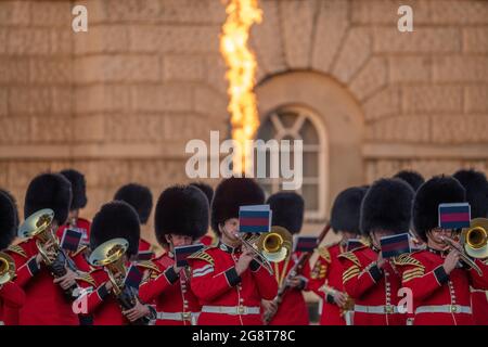 Horse Guards Parade, London, Großbritannien. 22. Juli 2021. Die massierten Bands der Household Division spielen eine großartige und beliebte James Bond 007 Auswahl (arr. C. Shelton & A. Barras), begleitet von Pyrotechnik im Hintergrund am Schwert und dem Crown Military Music Spectacular. Quelle: Malcolm Park/Alamy Live News. Stockfoto