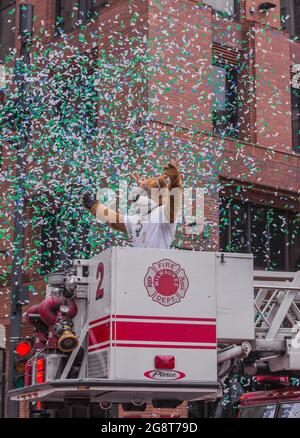 Nach den NBA-Finals 2021 humpelt der Bango the Buck Fans bei der Milwaukee Bucks Championship Parade Stockfoto