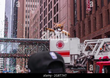 Nach den NBA-Finals 2021 humpelt der Bango the Buck Fans bei der Milwaukee Bucks Championship Parade Stockfoto