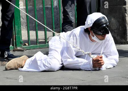 Neapel, Italien. Juli 2021. Protestantischer, als Pierrot gekleidet, während der Demonstration gegen das G20-Umfeld, die am 22. Juli 2021 in Neapel, Italien, stattfand. Die G20 findet vom 22. Bis 23. Juli 2021 statt. (Foto von Vincenzo Izzo/Sipa USA) Quelle: SIPA USA/Alamy Live News Stockfoto