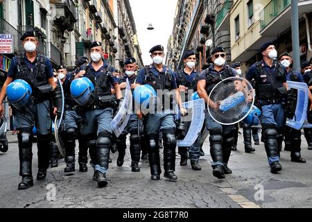 Neapel, Italien. Juli 2021. Polizist während der Demonstration gegen das G20-Umfeld, die am 22. Juli 2021 in Neapel, Italien, stattfand. Die G20 findet vom 22. Bis 23. Juli 2021 statt. (Foto von Vincenzo Izzo/Sipa USA) Quelle: SIPA USA/Alamy Live News Stockfoto