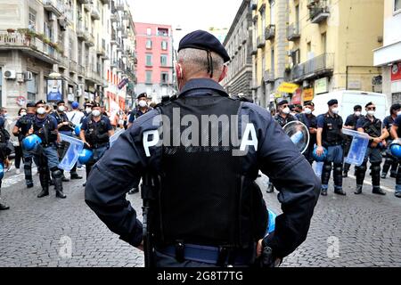 Neapel, Italien. Juli 2021. Polizist während der Demonstration gegen das G20-Umfeld, die am 22. Juli 2021 in Neapel, Italien, stattfand. Die G20 findet vom 22. Bis 23. Juli 2021 statt. (Foto von Vincenzo Izzo/Sipa USA) Quelle: SIPA USA/Alamy Live News Stockfoto