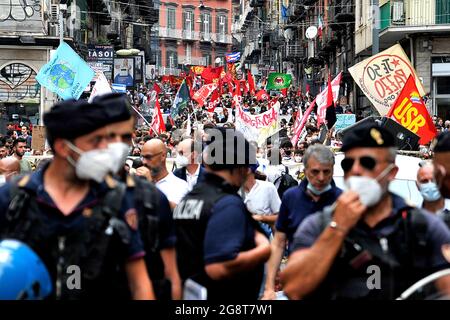 Neapel, Italien. Juli 2021. Demonstranten während der Demonstration gegen das G20-Umfeld, die am 22. Juli 2021 in Neapel, Italien, stattfand. Die G20 findet vom 22. Bis 23. Juli 2021 statt. (Foto von Vincenzo Izzo/Sipa USA) Quelle: SIPA USA/Alamy Live News Stockfoto