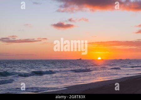 Die Sonne geht über dem Atlantik auf. Landschaft der Dominikanischen republik, Punta Cana Strand Stockfoto
