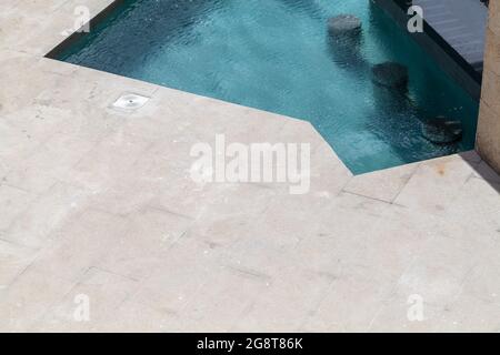 Leere Ecken an der Poolbar, minimales Architekturhintergrundfoto Stockfoto