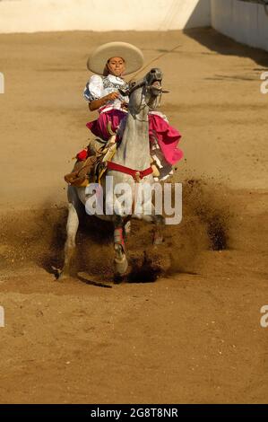 18. März 2017 - Merida, Yucatan, Mexiko. „Escaramuza“-Wettbewerb bei einem „Lienzo Charro“. Die Escaramuza ist ein Sport-Teil der mexikanischen Charreria, der nur für Mädchen gilt Stockfoto