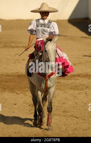 18. März 2017 - Merida, Yucatan, Mexiko. „Escaramuza“-Wettbewerb bei einem „Lienzo Charro“. Die Escaramuza ist ein Sport-Teil der mexikanischen Charreria, der nur für Mädchen gilt Stockfoto