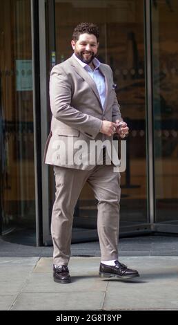Bild zeigt: Eurovision Flop-Sänger James Newman hat heute gesehen, wie er den High Court in London verlassen hat. 22.7.21 Bild von Gavin Rodgers/ Pixel8000 Stockfoto
