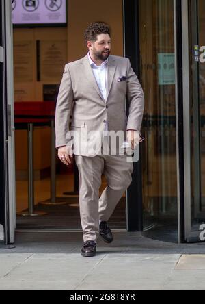 Bild zeigt: Eurovision Flop-Sänger James Newman hat heute gesehen, wie er den High Court in London verlassen hat. 22.7.21 Bild von Gavin Rodgers/ Pixel8000 Stockfoto