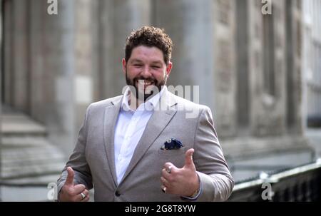 Bild zeigt: Eurovision Flop-Sänger James Newman hat heute gesehen, wie er den High Court in London verlassen hat. 22.7.21 Bild von Gavin Rodgers/ Pixel8000 Stockfoto
