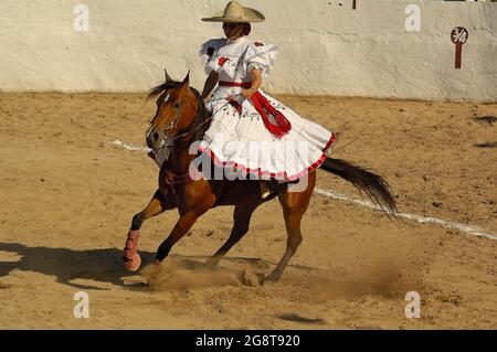 18. März 2017 - Merida, Yucatan, Mexiko. „Escaramuza“-Wettbewerb bei einem „Lienzo Charro“. Die Escaramuza ist ein Sport-Teil der mexikanischen Charreria, der nur für Mädchen gilt Stockfoto