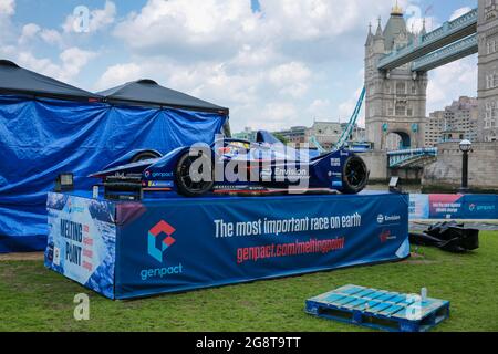 London, Großbritannien. 21. Juli 2021. Formel E-EISSKULPTUR NEBEN dem Envision Virgin Racing-Auto an der Tower Bridge. Klimaschutzmaßnahmen Kredit: Waldemar Sikora Stockfoto