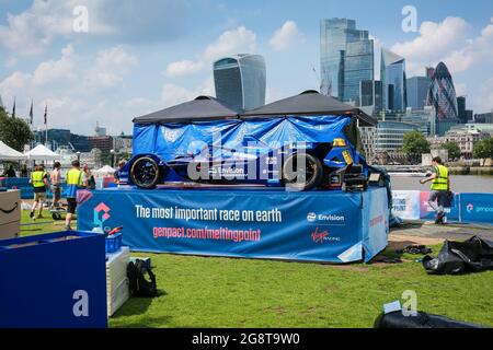 London, Großbritannien. 21. Juli 2021. Formel E-EISSKULPTUR NEBEN dem Envision Virgin Racing-Auto an der Tower Bridge. Klimaschutzmaßnahmen Kredit: Waldemar Sikora Stockfoto