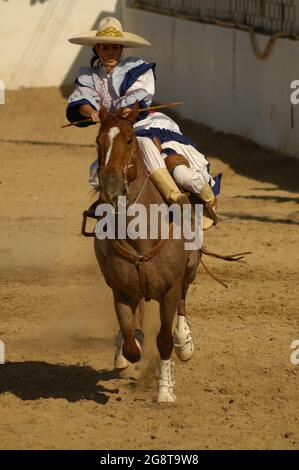 18. März 2017 - Merida, Yucatan, Mexiko. „Escaramuza“-Wettbewerb bei einem „Lienzo Charro“. Die Escaramuza ist ein Sport-Teil der mexikanischen Charreria, der nur für Mädchen gilt Stockfoto