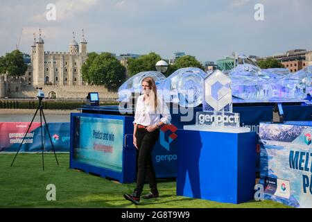 London, Großbritannien. 21. Juli 2021. Formel E-EISSKULPTUR NEBEN dem Envision Virgin Racing-Auto an der Tower Bridge. Klimaschutzmaßnahmen Kredit: Waldemar Sikora Stockfoto