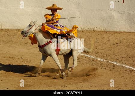 18. März 2017 - Merida, Yucatan, Mexiko. „Escaramuza“-Wettbewerb bei einem „Lienzo Charro“. Die Escaramuza ist ein Sport-Teil der mexikanischen Charreria, der nur für Mädchen gilt Stockfoto