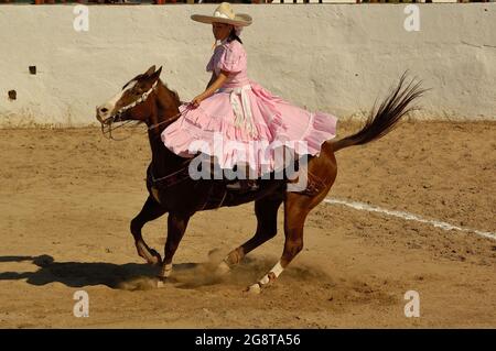 18. März 2017 - Merida, Yucatan, Mexiko. „Escaramuza“-Wettbewerb bei einem „Lienzo Charro“. Die Escaramuza ist ein Sport-Teil der mexikanischen Charreria, der nur für Mädchen gilt Stockfoto