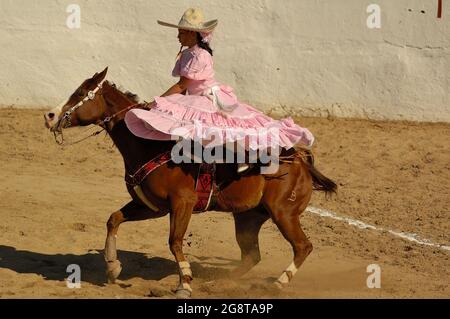 18. März 2017 - Merida, Yucatan, Mexiko. „Escaramuza“-Wettbewerb bei einem „Lienzo Charro“. Die Escaramuza ist ein Sport-Teil der mexikanischen Charreria, der nur für Mädchen gilt Stockfoto