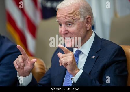 Der Präsident der Vereinigten Staaten, Joe Biden, trifft sich mit Regierungsbeamten, mit Gewerkschafts- und Wirtschaftsführern, um im Roosevelt Room des Weißen Hauses in Washington, DC, USA, am 22. Juli 2021 über seinen 1,2 Billionen parteiübergreifenden Infrastrukturplan zu diskutieren. Eine gescheiterte Verfahrensabstimmung im Senat hat den Infrastrukturplan von Präsident Biden zum Stillstand gebracht, könnte aber bereits am Montag wieder aufgenommen werden.Quelle: Shawn Thew/Pool via CNP/MediaPunch Stockfoto