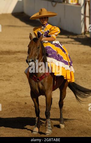 18. März 2017 - Merida, Yucatan, Mexiko. „Escaramuza“-Wettbewerb bei einem „Lienzo Charro“. Die Escaramuza ist ein Sport-Teil der mexikanischen Charreria, der nur für Mädchen gilt Stockfoto