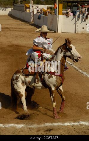 18. März 2017 - Merida, Yucatan, Mexiko. „Escaramuza“-Wettbewerb bei einem „Lienzo Charro“. Die Escaramuza ist ein Sport-Teil der mexikanischen Charreria, der nur für Mädchen gilt Stockfoto