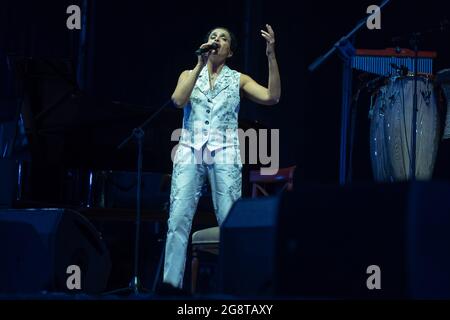 Madrid, Spanien. Juli 2021. Der israelische Sänger NOA (Achinoam Nini) tritt auf der Plaza de la Armería des Königspalastes von Madrid während des Festivals auf, das von National Heritage, „Jazz Palacio Real“, organisiert wird. Kredit: SOPA Images Limited/Alamy Live Nachrichten Stockfoto