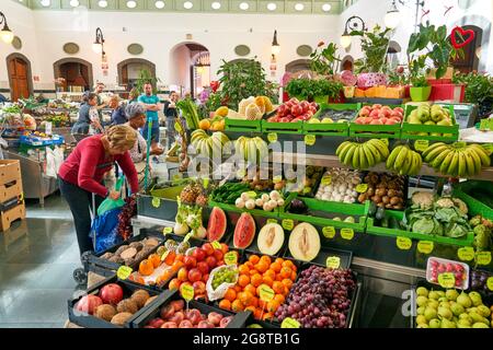 In der kleinen, aber schönen Markthalle von Santa Cruz auf La Palma gibt es frisches Obst und Gemüse, Kanarische Inseln, La Palma, Santa Cruz Stockfoto