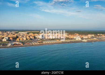 Luftaufnahme der Küste von Ostia, Rom, Italien. Mediterraner Badeort. Stockfoto