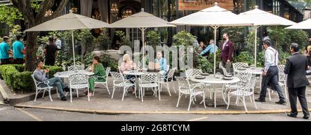 Menschen, die während der Pandemie von Covid-19 im Restaurant von Mexico City im Freien speisen Stockfoto