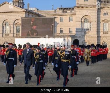 Horse Guards Parade, London, Großbritannien. 22. Juli 2021. Letzter Abend der Militärmusikspektakel The Sword & the Crown in Horse Guards Parade, der letzte von 3 Nächten öffentlicher Auftritt der massierten Bands der Household Division seit dem 2019. Juni. Bild: HRH die Prinzessin Royal, Oberst der Blues und Royals, kommt zum Salute. Quelle: Malcolm Park/Alamy Live News. Stockfoto