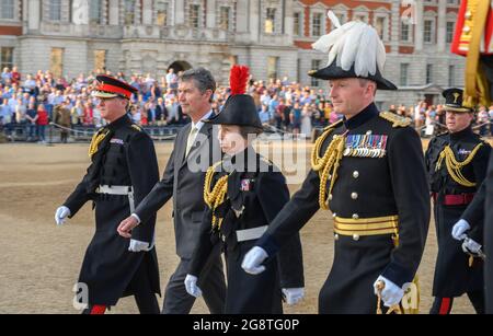 Horse Guards Parade, London, Großbritannien. 22. Juli 2021. Letzter Abend der Militärmusikspektakel The Sword & the Crown in Horse Guards Parade, der letzte von 3 Nächten öffentlicher Auftritt der massierten Bands der Household Division seit dem 2019. Juni. Bild: HRH die Prinzessin Royal, Oberst der Blues und Royals, kommt zum Salute. Quelle: Malcolm Park/Alamy Live News. Stockfoto