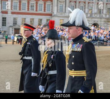 Horse Guards Parade, London, Großbritannien. 22. Juli 2021. Letzter Abend der Militärmusikspektakel The Sword & the Crown in Horse Guards Parade, der letzte von 3 Nächten öffentlicher Auftritt der massierten Bands der Household Division seit dem 2019. Juni. Bild: HRH die Prinzessin Royal, Oberst der Blues und Royals, kommt zum Salute. Quelle: Malcolm Park/Alamy Live News. Stockfoto