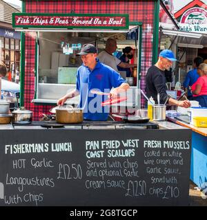 Imbissstand, der frische Fischgerichte am Hafen von Oban, Argyll, Schottland, Großbritannien, verkauft Stockfoto