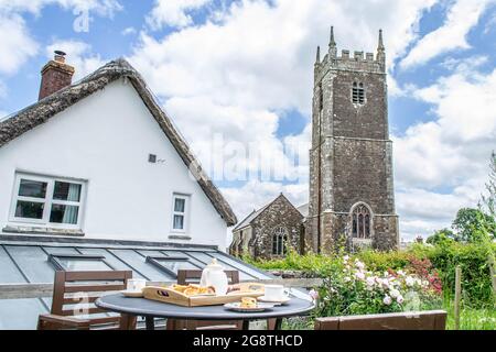 DEVON, ENGLAND - 25. Juni 2021: Nachmittagstee in Devon, England Stockfoto