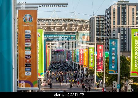 WEMBLEY, LONDON, ENGLAND- 7. Juli 2021: England Fußballfans kommen vor dem Halbfinale von England gegen Dänemark im Wembley Stadium an Stockfoto